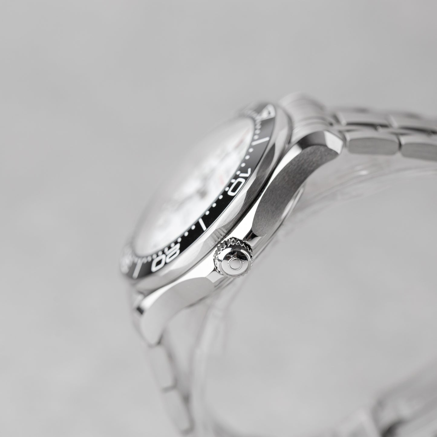 OMEGA SEAMASTER DIVER 300M WHITE DIAL REF: 210.30.42.20.04.001