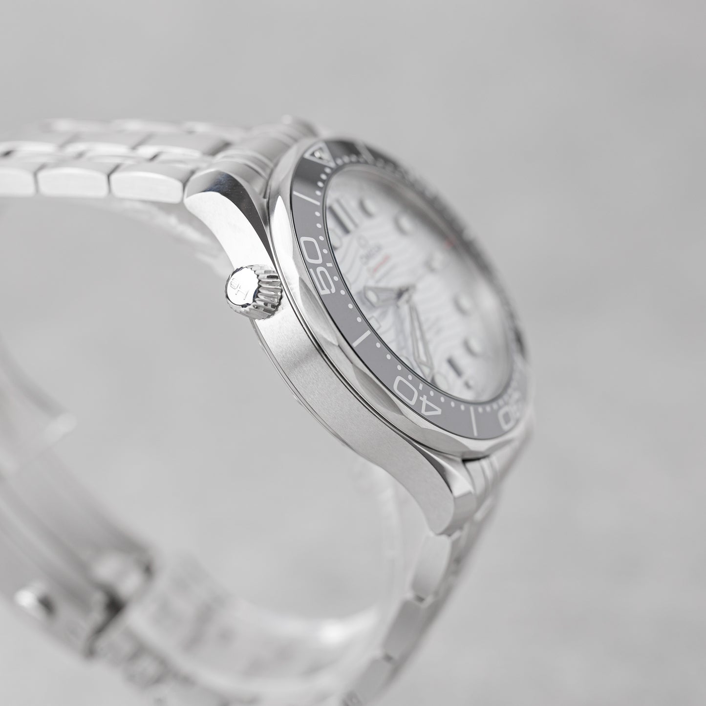 OMEGA SEAMASTER DIVER 300M WHITE DIAL REF: 210.30.42.20.04.001