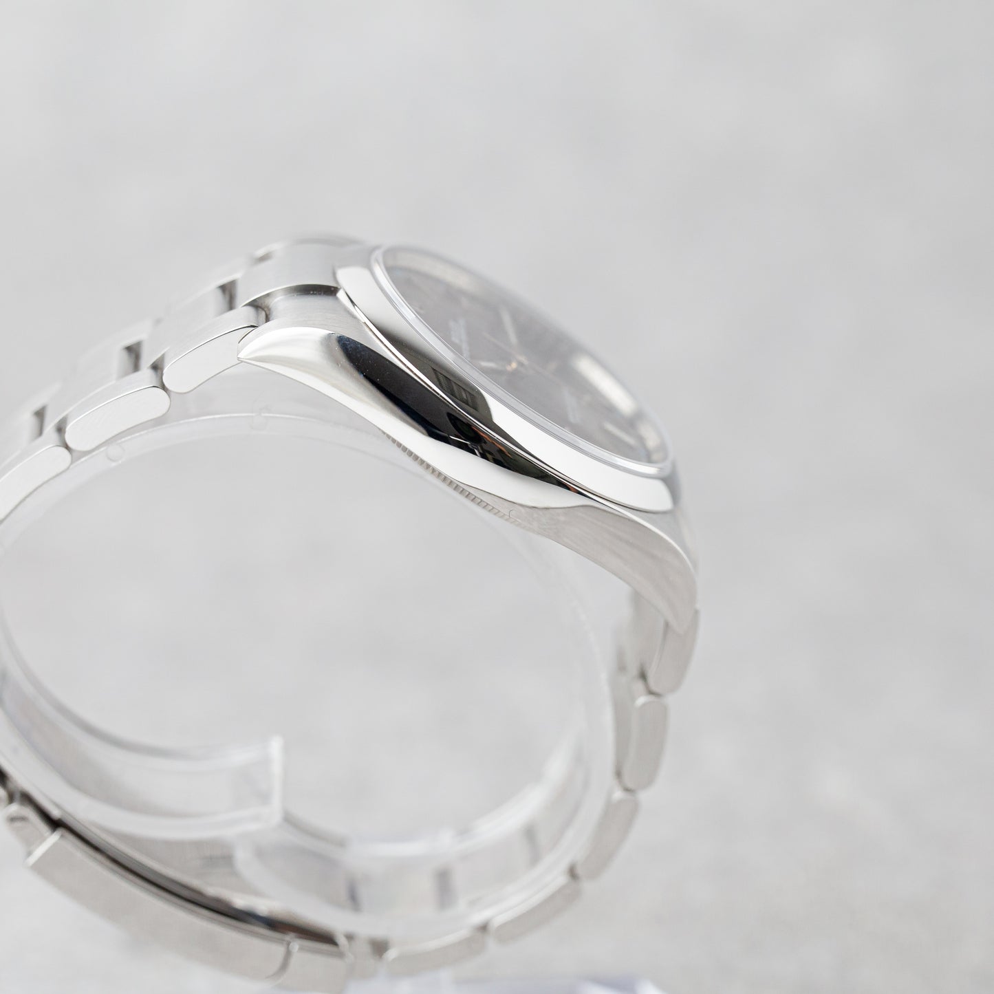 ROLEX OYSTER PERPETUAL 39 RHODIUM REF: 114300 (2018)