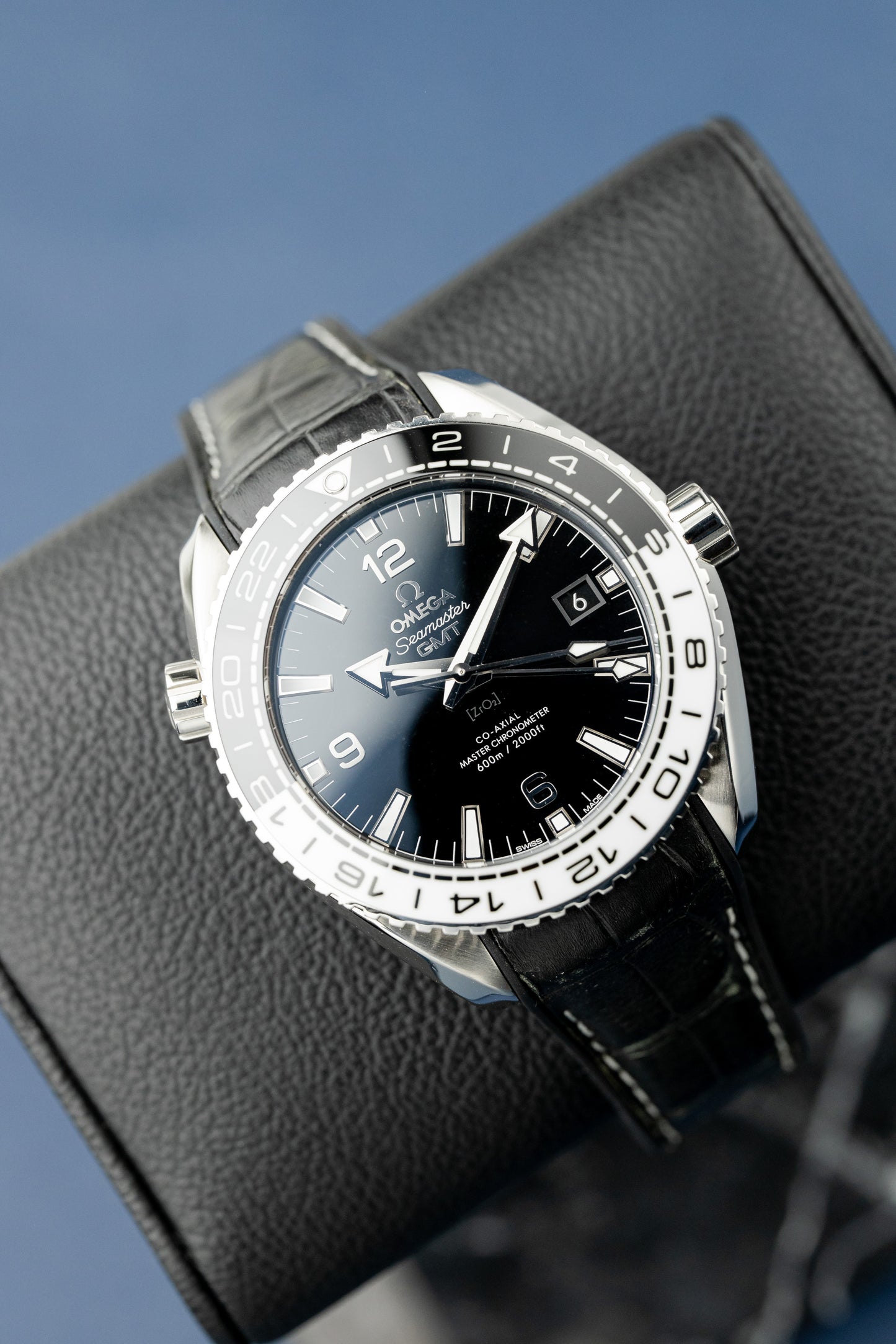 OMEGA SEAMASTER PLANET OCEAN GMT 'OREO' REF: 215.33.44.22.01.001 (2017)