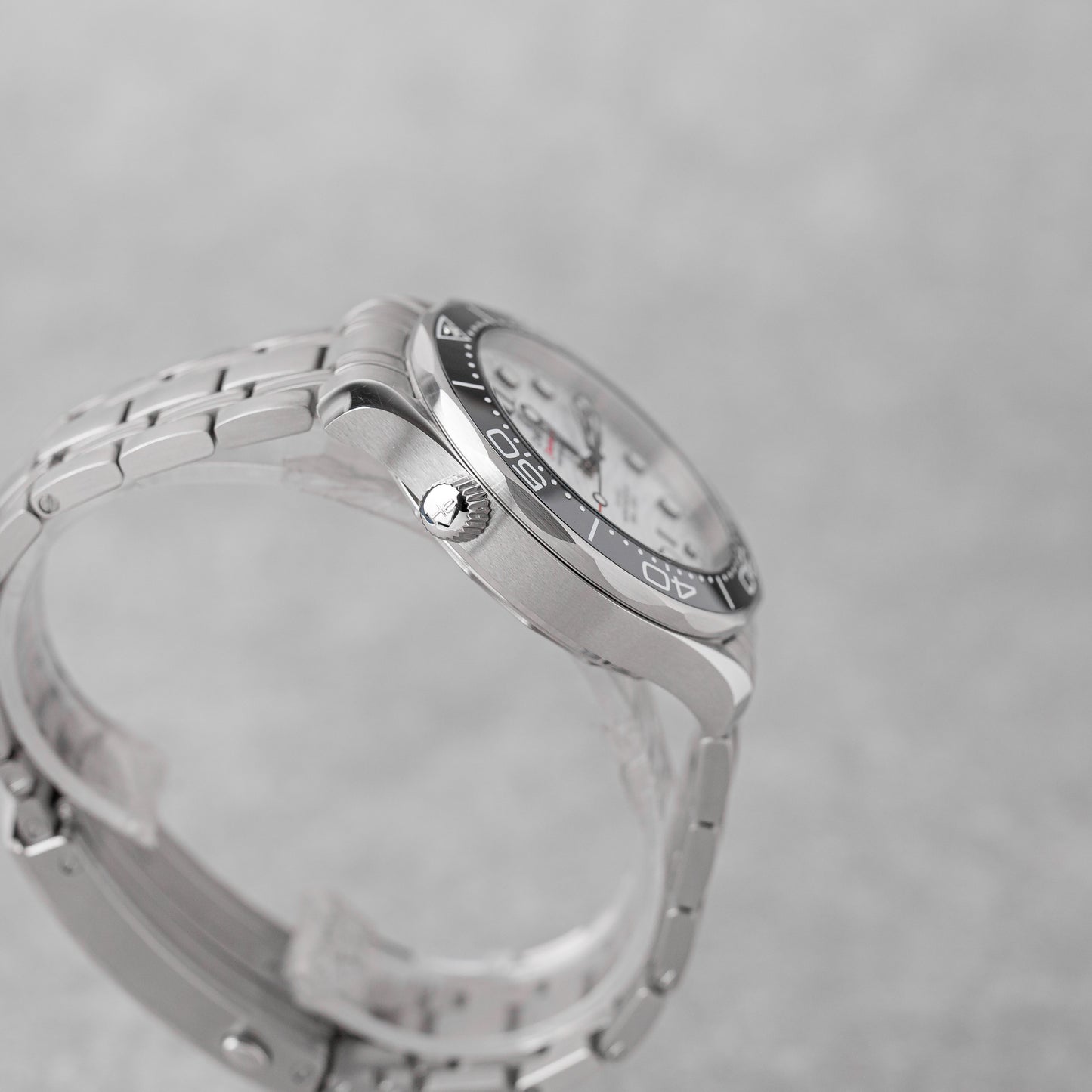 OMEGA SEAMASTER DIVER 300M WHITE DIAL REF: 210.30.42.20.04.001 (2024)