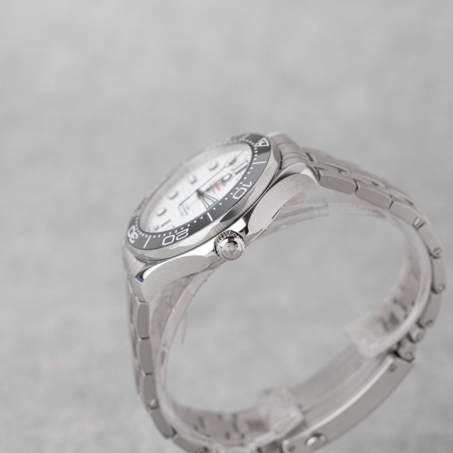 OMEGA SEAMASTER DIVER 300M WHITE DIAL REF: 210.30.42.20.04.001 (2024)