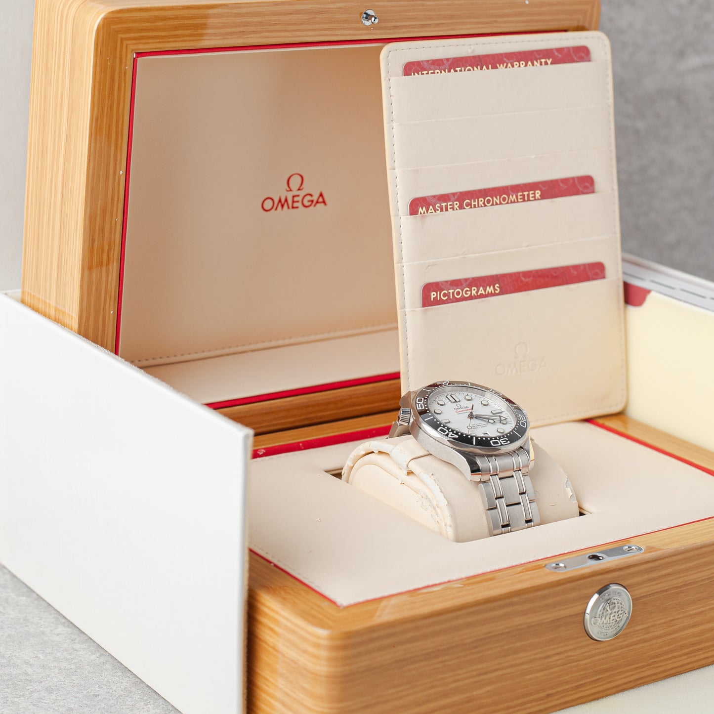 OMEGA SEAMASTER DIVER 300M WHITE DIAL REF: 210.30.42.20.04.001 (2024)