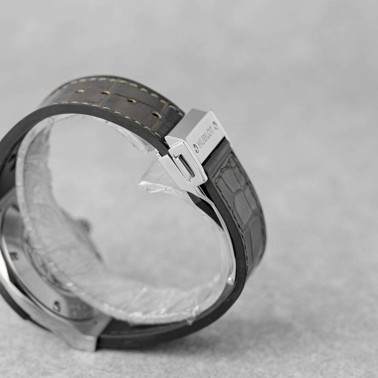 HUBLOT CLASSIC FUSION TITANIUM GREEN REF: 542.NX.8970.LR (2025)